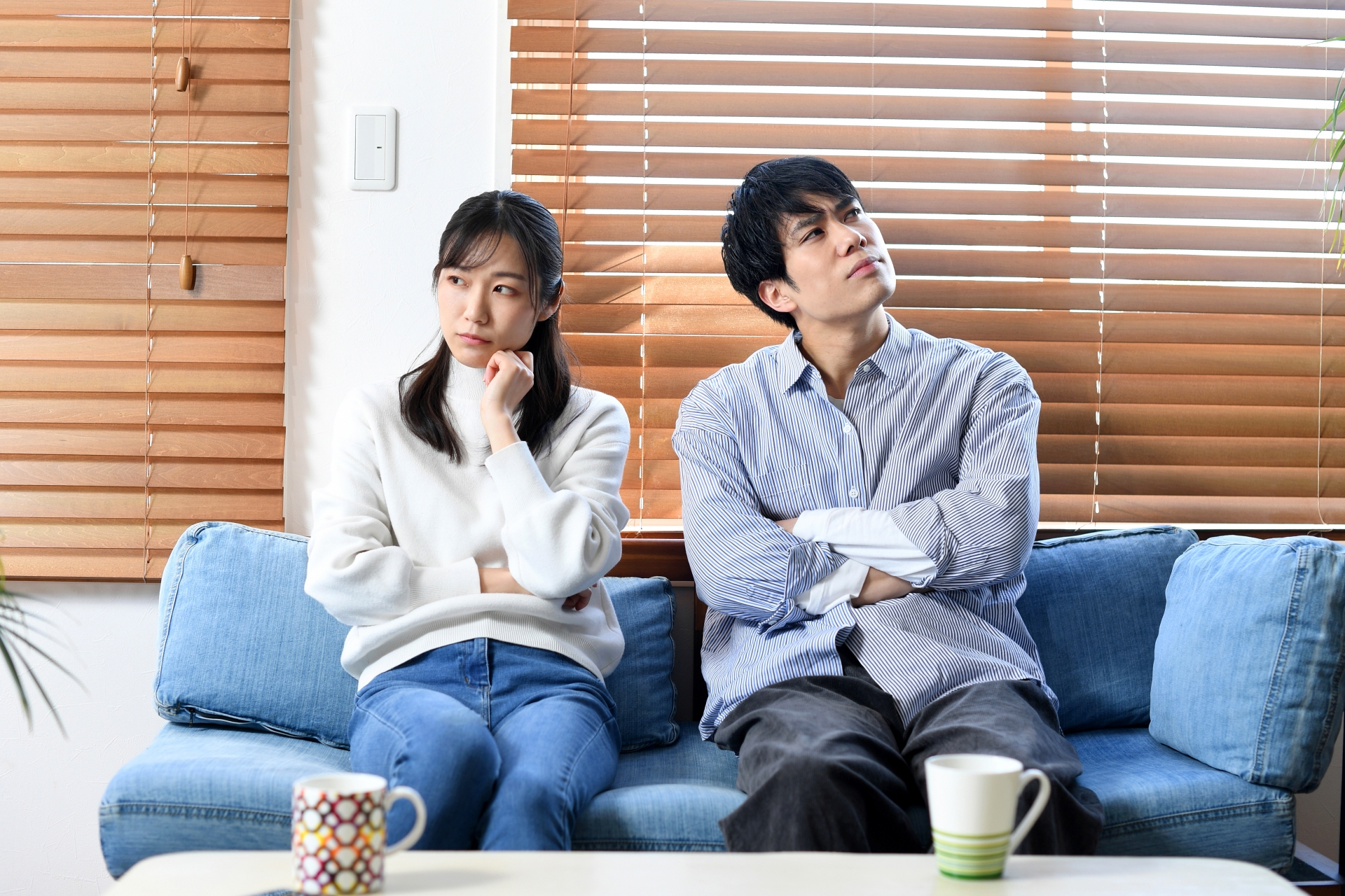 リビングで考え事(喧嘩)をするカップル