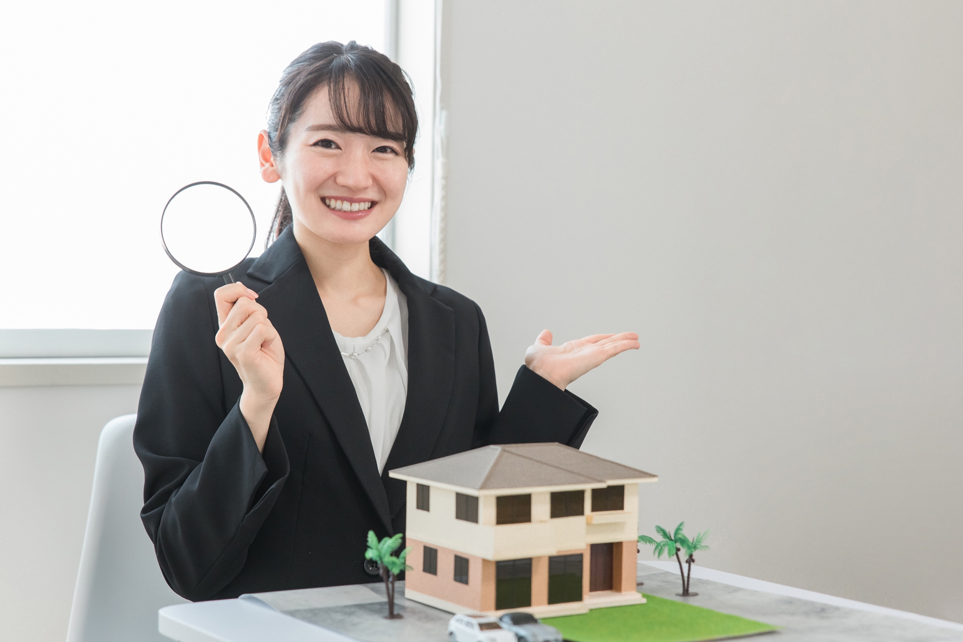 土地を査定する女性